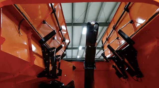 四個(gè)HD電動(dòng)推桿在折疊門(mén)的側(cè)面,每一個(gè)都是通過(guò)J1939 CAN總線通訊的